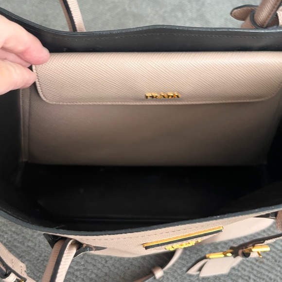 Authentic PRADA Saffiano Cuir Medium Double Bag in Cammeo. - Picture 7 of 12